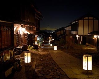 行燈が照らす夜の郷愁　岐阜県中津川市でライトアップイベント開催