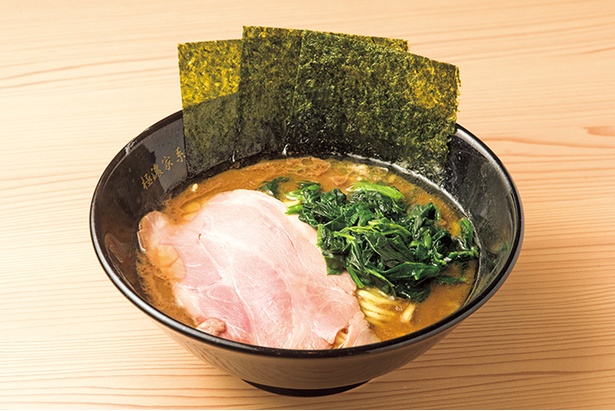 ｢ラーメン｣(並 750円)、麺は平打ちでとろみのあるスープとよく絡む。チャーシューは柔らかで噛むほどに肉の味が増す