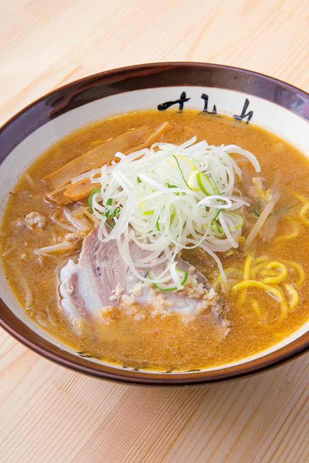 【写真を見る】「すみれ 横浜店」の｢味噌ラーメン｣(900円)、縮れ麺で濃厚スープとよく絡む