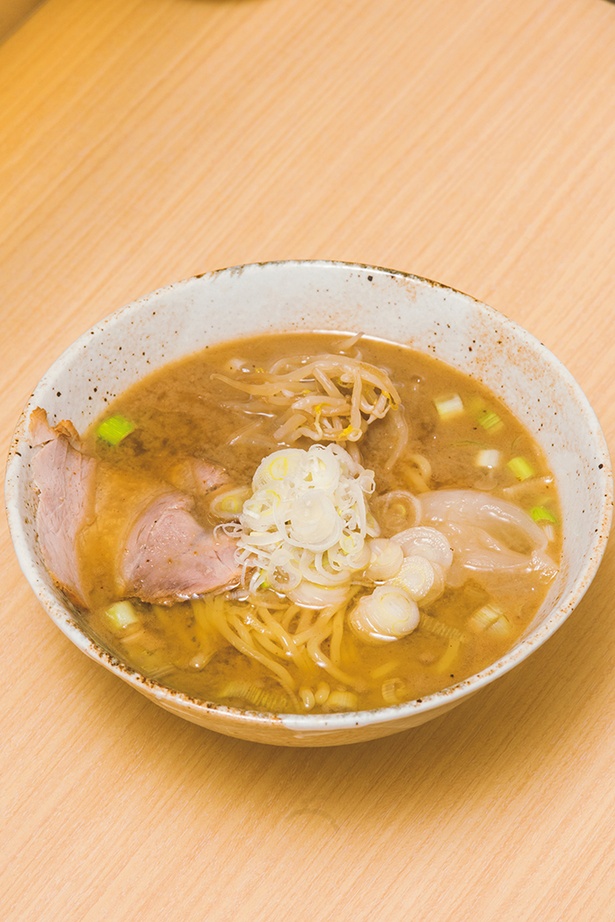 「麺や二双」の｢味噌｣(750円)、麺はモッチリの中太タイプ