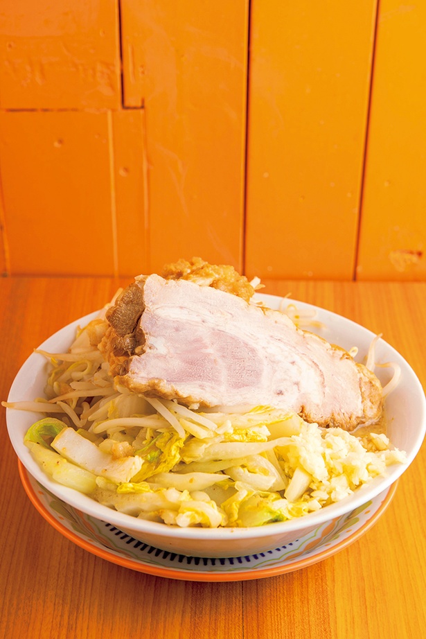｢ガッツリ!! 橋本式!! みそらーめん｣(800円)、中華鍋で調理する札幌式。野菜大盛りは無料