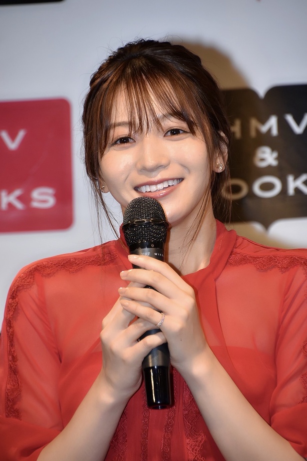 ファースト写真集『sol (ソル)』を発売した傳谷英里香さん