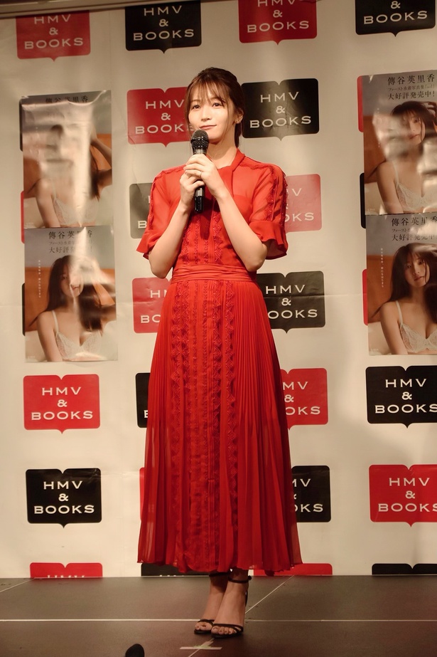 ファースト写真集『sol (ソル)』を発売した傳谷英里香さん
