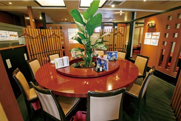 福寿飯店 / 赤い丸テーブルが存在感抜群。奥には掘りごたつ席がある
