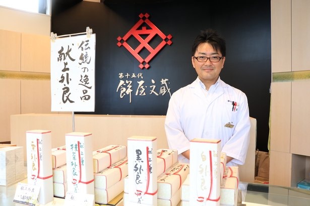 店頭ではういろを知り尽くした、餅文総本店・東さんが熱心に接客