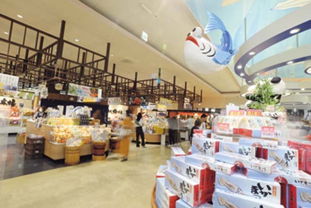 新鮮な魚介はもちろん、和歌山の特産品なども販売する場内。試食などもできるのがうれしい/とれとれ市場 南紀白浜