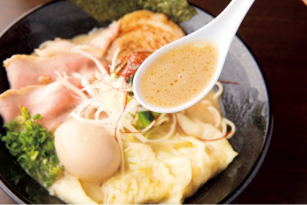 隠し味は希少部位のボンジリ！手羽先などのほか、コラーゲン豊富なボンジリ(尻肉)を用いてるのが珍しい