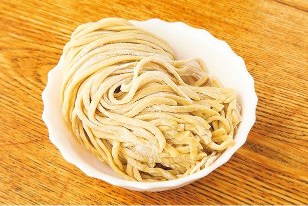 モッチリとした太麺は国産小麦100％。超濃厚なスープに負けない力強さがある