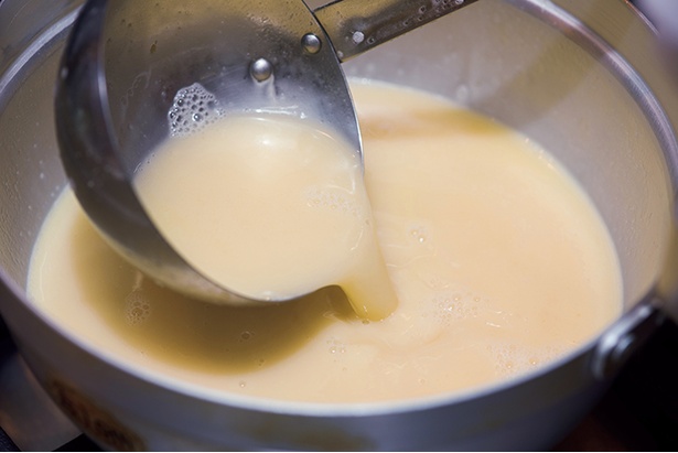 鶏白湯スープに宇治抹茶パウダーを合わせ、抹茶オイルでさらに香り付け。