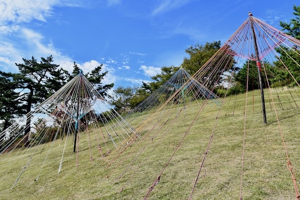 藤江竜太郎『ソライロアンブレラ』クライミングロープで作られた傘の中に入って青空を見上げることも可能
