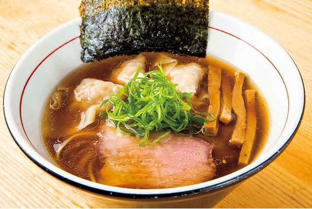 ｢海老ワンタン醤油そば｣(1,150円)。滋味深いスープは名古屋コーチン、青森シャモロックの丸鶏、讃岐コーチンのガラなどを使用。プリっとした自家製ワンタンも絶品
