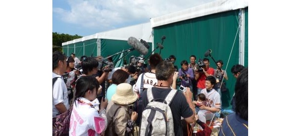 写真を撮ろうとするファンや報道陣に囲まれる澤村投手