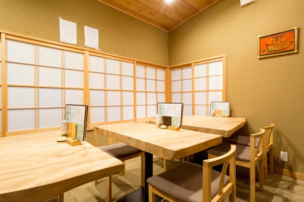 古民家の柱やハリをそのまま残しリノベーション。木のぬくもりを感じるおしゃれな店内は、女性建築家によるデザインだ / うなぎ家 しば福や