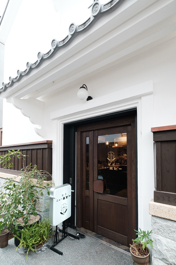 四間道から1本わきに入った所に看板が見える。ポピーの花が目印 / 喫茶 ニューポピー