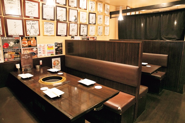 六本木「焼肉 ビーフマン」の店内はプロ野球選手のサインがびっしり/「トクサンTV」アニキが行く！元プロ野球選手のうまい店