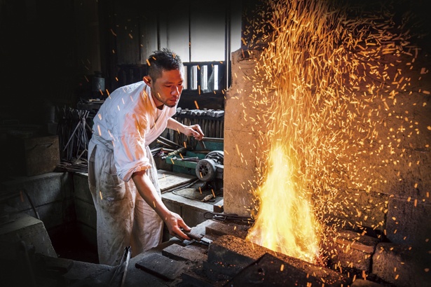 イケメン鍛冶工に教わりながら、スプーンやペアリングなどのオリジナルアイテムを作れる / 長良川おんぱく 2019