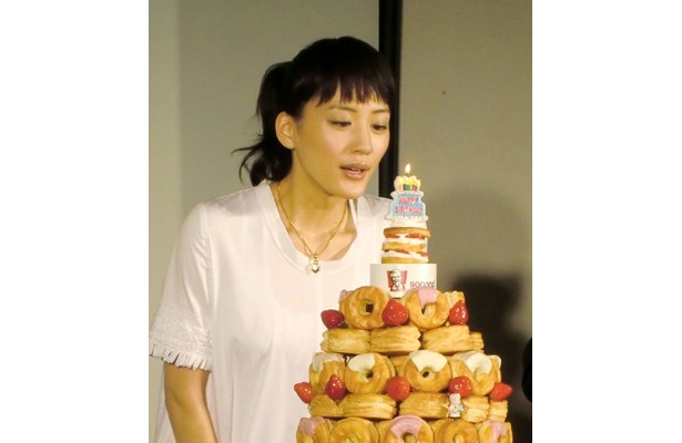 【写真】ローソクを吹き消すはるかちゃん＆美脚も披露