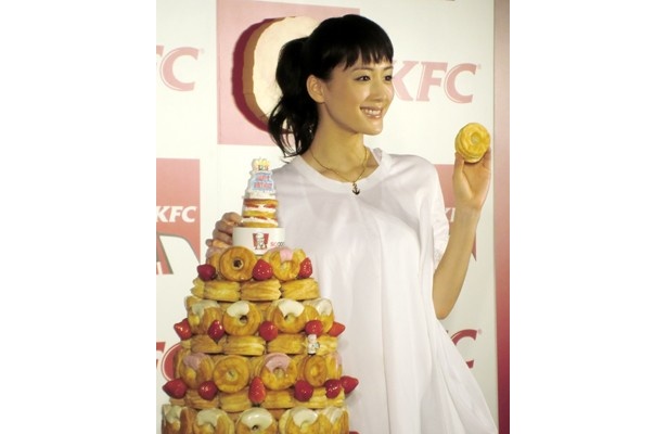 まず、半分に割って、シロップを中にかけるんです。で、少し時間をおいて湿らせてから食べるとおいしいですよ」と、新ビスケットの食べ方を伝授した綾瀬さん