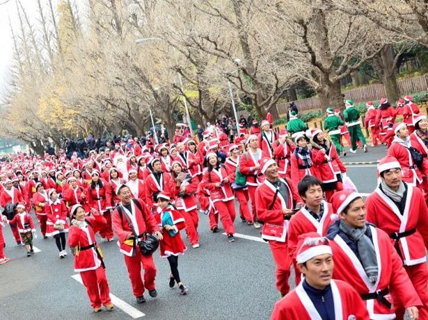 サンタクロースが練り歩く、走る！「東京グレートサンタラン」開催(※写真は昨年の様子)