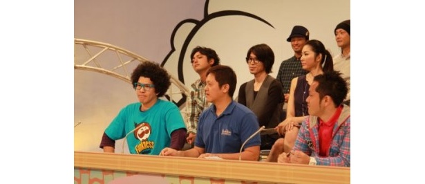 タコライスをアピールした金武町商工会青年部の山川さんとZUKAN