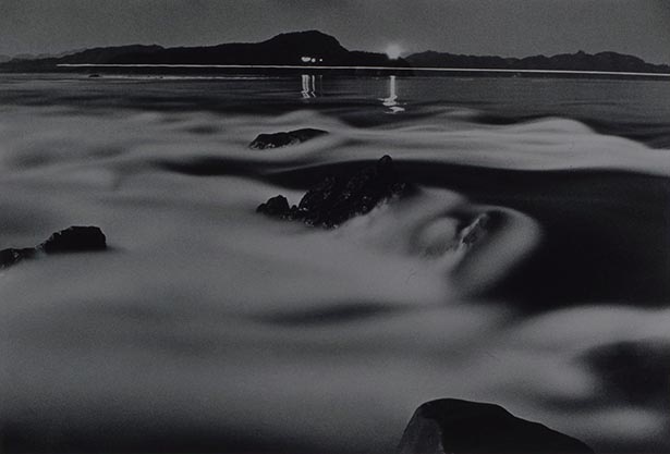 緑川洋一《夜の鳴門急潮》1953年　ゼラチン・シルバー・プリント/printed in 1991