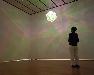 美術と星を読み解く「星とめぐる美術 10の天体がいざなう現代美術」が島根県立石見美術館で開催中