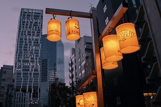 渋谷ストリーム開業1周年！渋谷川沿いをランタンの灯りがつなぐ「ツナグアカリ」開催中
