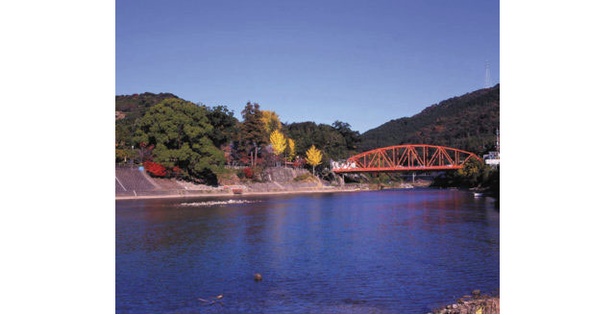 川上峡 / 赤い鉄橋と紅葉を見ながら静かに散策できる 画像提供:佐賀市観光振興課