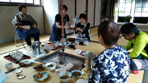 【写真を見る】糸魚川市の県史跡相馬御風宅で行われるバタバタ茶の茶会