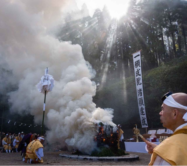「紫燈大護摩祈祷」で高くたち上る煙は迫力満点だ