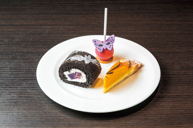 紫芋羊羹の竹炭ロールケーキ、かぼちゃパイなど3種/リーガロイヤルホテル「ハロウィンスイーツビュッフェ マスカレード