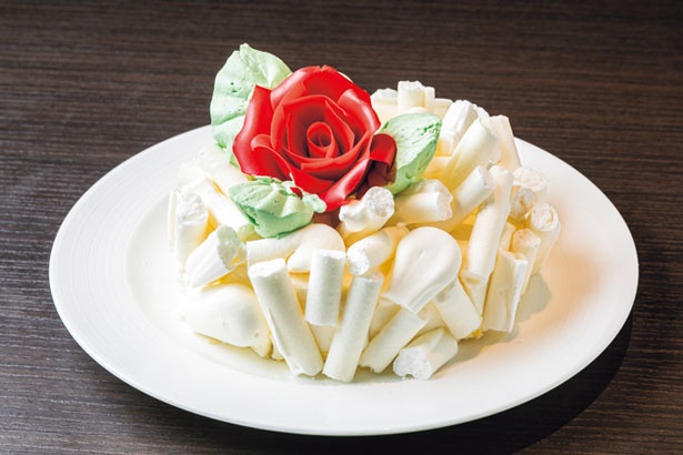 メレンゲで骨を表現した、骨ボーンショートケーキ/リーガロイヤルホテル「ハロウィンスイーツビュッフェ マスカレード