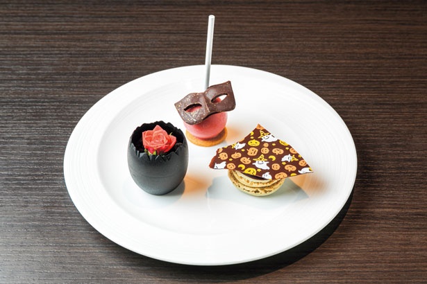 カシス＆ショコラムース、ピスタチオのポップチョコなど3種/リーガロイヤルホテル「ハロウィンスイーツビュッフェ マスカレード