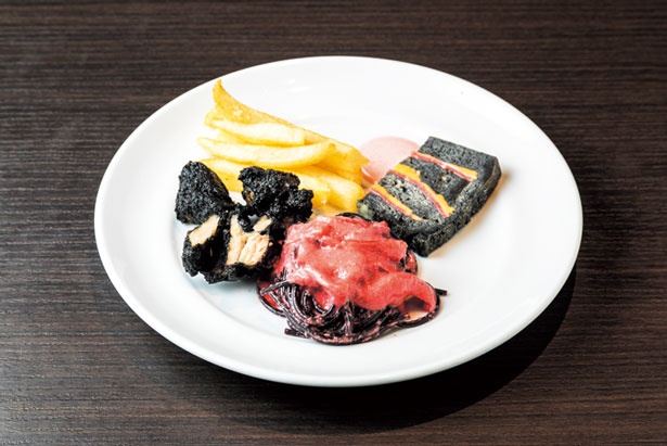 ブラックフライドチキンなど黒×赤を意識したフードも/リーガロイヤルホテル「ハロウィンスイーツビュッフェ マスカレード」