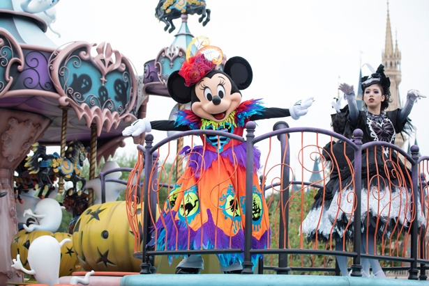 「スプーキー“Boo!”パレード」に出演するミニーマウス。妖しげな模様がデザインされた、色鮮やかなコスチュームで登場！