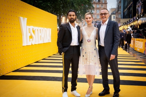 『イエスタデイ』のダニー・ボイル監督と、主演のヒメーシュ・パテル、ヒロインを務めたリリー・ジェームズ