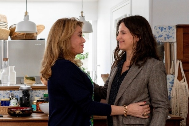 国民的大女優ファビエンヌ(カトリーヌ・ドヌーヴ)とアメリカで脚本家として活躍する娘のリュミール(ジュリエット・ビノシュ)