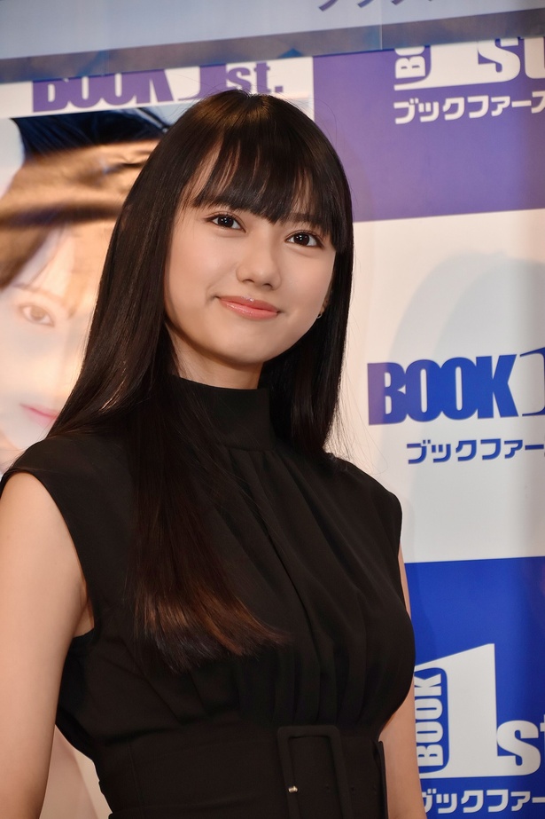 黒崎レイナさんが、ファースト写真集「麗」発売記念イベントを開催