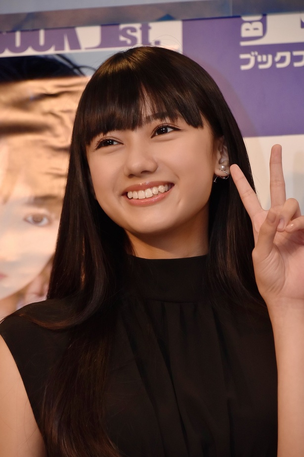 黒崎レイナさんが、ファースト写真集「麗」発売記念イベントを開催