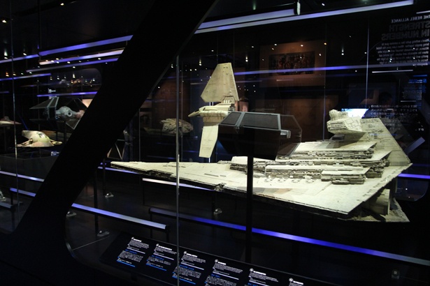 スター・デストロイヤーなどのモデルが並ぶ展示スペース。スピード感のある演出も魅力