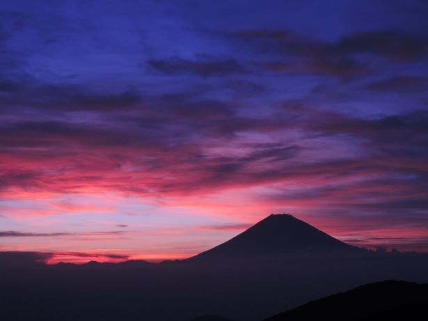 【写真を見る】駒ケ岳山頂からの富士山