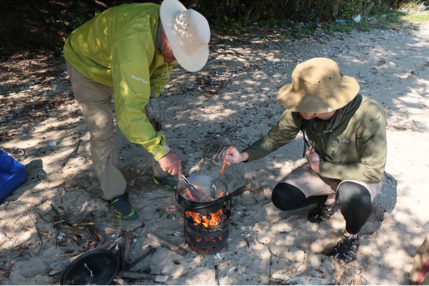 ランチは自分たちで集めた薪で焚き火料理を。シークレットビーチで自分だけの居場所を作る楽しさも味わえます