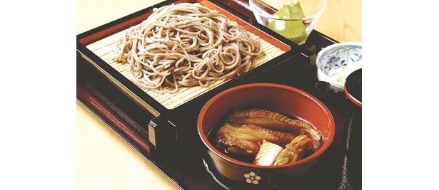 信州地鶏三昧のつけ汁がたまらん！　「信州黄金シャモの南蛮そば」(950円)