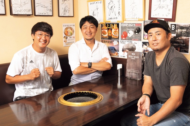 左からトクサン、アニキ、岡本直也さん/「トクサンTV」アニキが行く！元プロ野球選手のうまい店