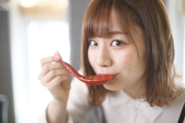  人気連載「SKE48のふぅふぅ女子♥」のスピンオフ企画として、「メンバーとおいしいラーメンを食べた～い♥」を勝手に妄想しちゃいました！今回の彼女はチームKIIの青木詩織ちゃん♪