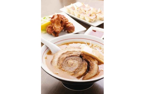 特製チャーシューが巨大なラーメン店が名古屋駅前に