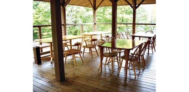 館内の演出や施設裏手のせせらぎが心地良い