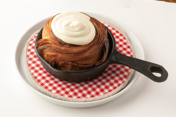 パリパリの食感はリピート必至！「クロワッサン シナモンロールセット(ドリンク付き)」(1100円)
