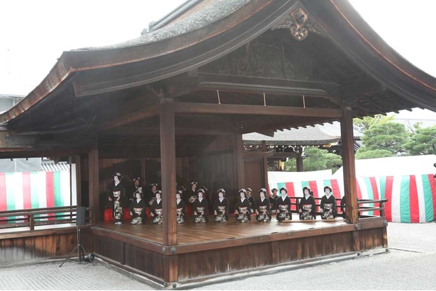 会場は重要文化財の西本願寺・南能舞台。祇園甲部の芸妓の手打ちで幕を開けた