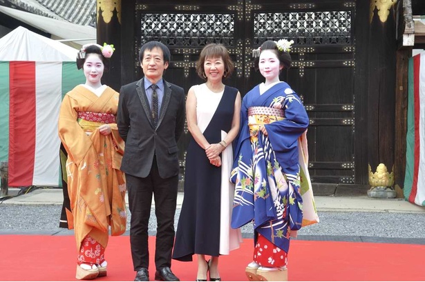 京都国際映画祭映画部門総合プロデューサーの奥山和由とアンバサダーの浅田美代子